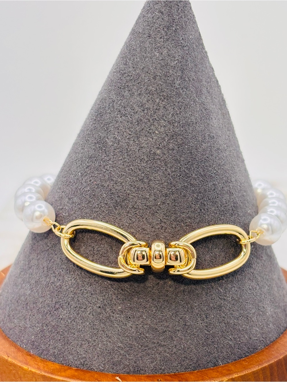 Gold Tone Link Bracelet with White Pearls